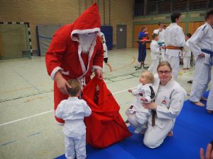 tl_files/judoka_stade/2016/Bilder/2016 12 Weihnachtsmann Kinder.JPG